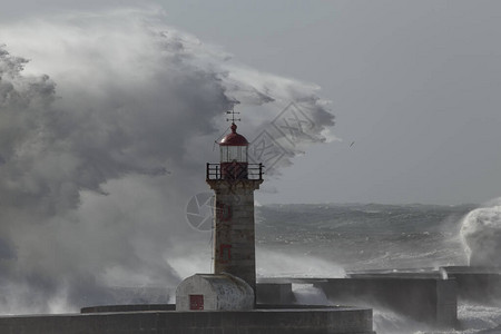 一个大风雨如磐的海浪飞溅的细节图片