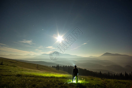 夏天月光深夜的喀尔巴阡山上一图片