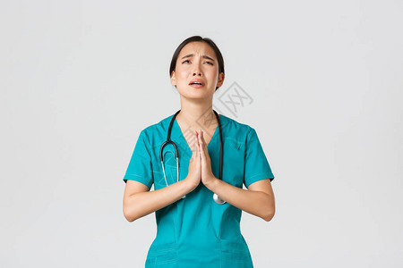 劳累过度的悲伤和疲惫的亚洲女医生图片