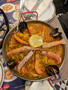 西班牙海鲜饭配鸡肉虾牡蛎图片