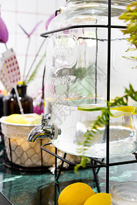 玻璃罐中的新鲜冷矿柠檬水和绿色大理石桌上的两个柠檬夏季茶点排毒健康水饮食计划概念图片