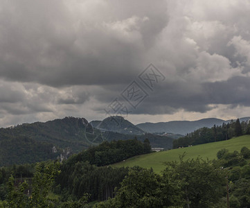 微信公众号奥地利山丘Semmering村附近的山谷景色背景