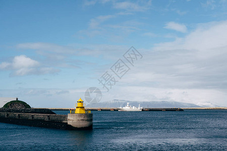 冰岛雷克雅未克的一座大型黄色灯塔高品质照片图片
