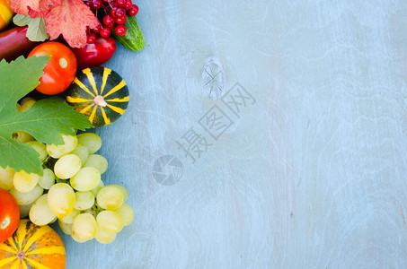 蓝底的季节水果和蔬菜秋季收获图片