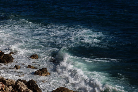 海浪背景打破海水岩石海岸波涛汹涌的大海绿松石水梯度泡沫在公海的大浪夏季风海背景图片