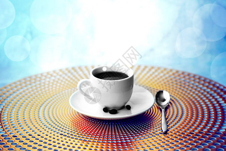 黑色咖啡杯的蓝色背景图片