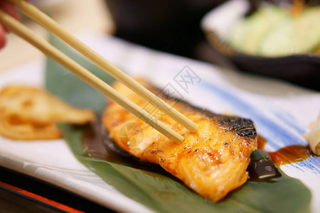 欧米茄3的美味铁板烧鲑鱼牛排食品和木筷子图片