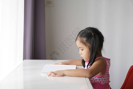 亚洲儿童阅读或儿童女孩或学生喜欢阅读书籍图片
