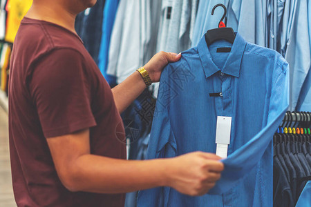 销售购物时尚风格和人的概念店里的人在商场或服装店图片