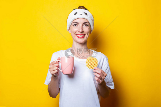 带着一杯咖啡和黄底的白面卷饼欢笑快图片