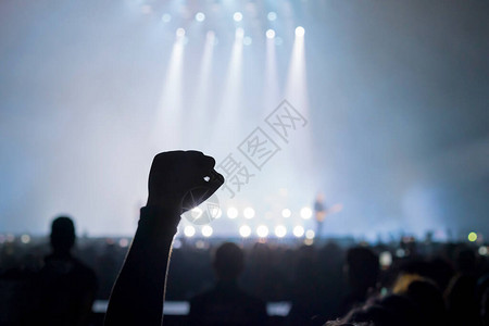 在舞台上展示的音乐品牌或音乐会现场和舞台上的散焦娱乐音会照明图片