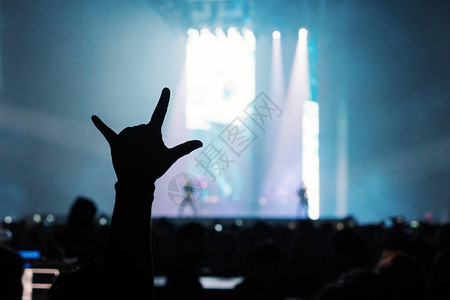 在舞台上展示的音乐品牌或音乐会现场和舞台上的散焦娱乐音会照明图片