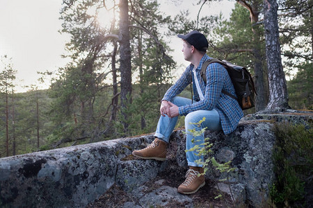 活跃的英俊男子在森林户外休息享图片