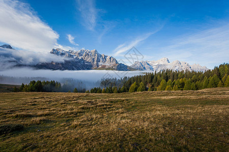 意大利南蒂罗尔州多洛米特山峰的奇妙云雾在日出图片