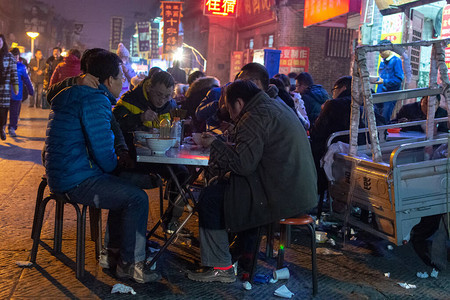 人们晚上在洛阳老城区一个简易街头图片