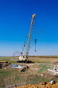 建筑工地公路和塔起重机上的图片