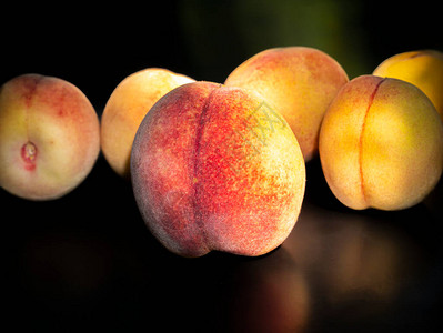 黑色背景上的成熟桃果实食物照片收获桃汁农业水果店橱窗的广告照片您的文本的地方背景图片背景图片