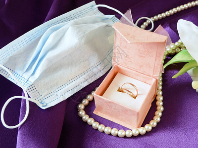 带有鲜花和珍珠项链的礼品盒图片