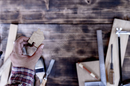 DIY的原始木工设备以及木匠和手工艺人的工作具快乐概念在家关闭并实图片