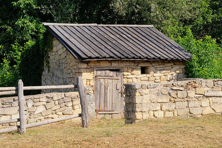 有木屋顶和石墙的老农村房子欧洲村庄保存着质朴图片