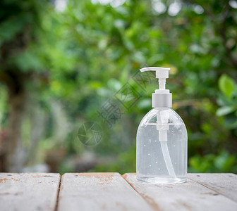 白色洗手剂或含绿色自然背景的木顶上的图片