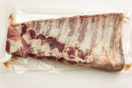 隔着白色的鲜猪肉排成瓦库姆V背景图片