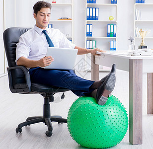 意媒：罗马尼奥利右腿屈肌不适，能否出战国米存疑