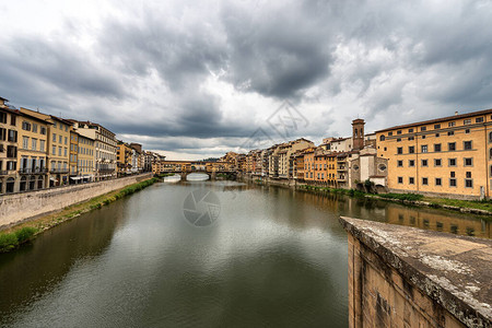 Trinita桥上的Vecchio旧桥和Arno河风景图片