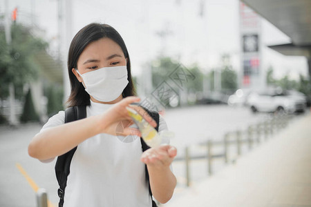 亚洲女在百货公司戴防护面罩预防和污染图片