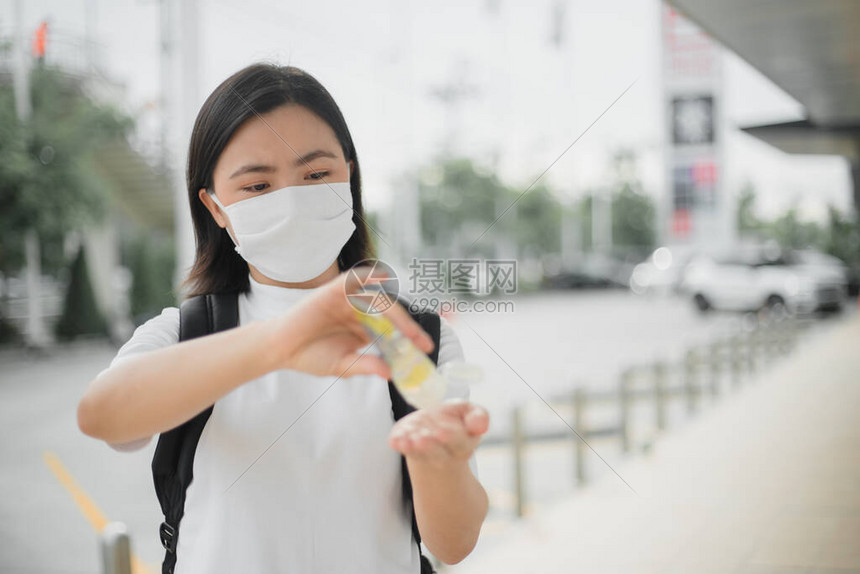 亚洲女在百货公司戴防护面罩预防和污染图片
