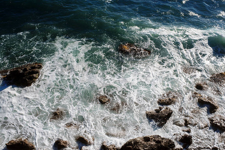 海浪背景打破海水岩石海岸波涛汹涌的大海绿松石水梯度泡沫在公海的大浪夏季风海背景图片