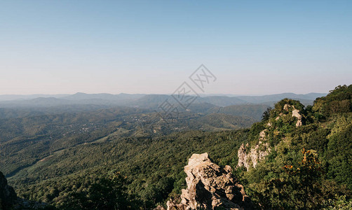 远处岩石山的美丽景色公园和高加索山脉周围有岩石山脉和茂密的森林图片