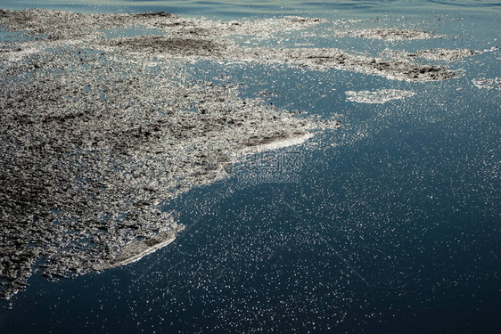 水面上有深色臭味的废物海洋污染环境图片