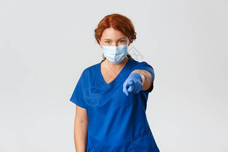 认真自信的女专业医生面罩护士和手套对准你说要洗手和进行社会疏远图片