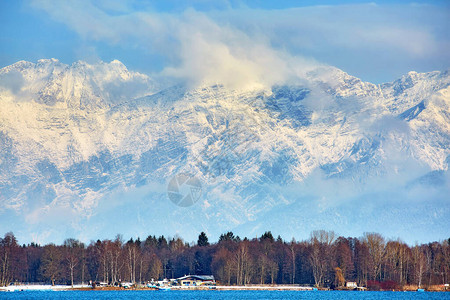 山地村庄房屋雪森林蓝湖和图片