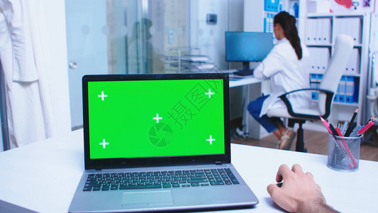 实验室人员医生在医院柜子里使用带绿屏的笔记本电脑的Pov镜头医务人员在诊所穿白大褂医务人员在医疗诊所使用带色度键背景