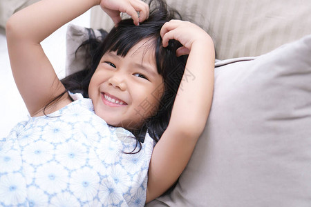亚洲儿童可爱或小女孩在早上醒来或睡觉时欢快地醒来图片