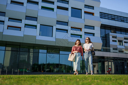 有两个漂亮的年轻女学生放学后回家图片