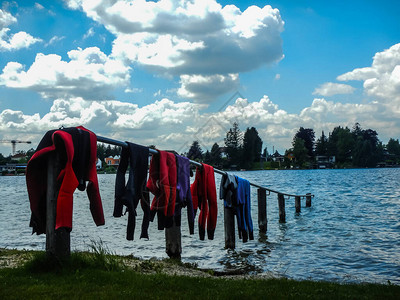 夏季潜水衣挂在湖边晾干图片