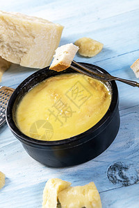 瑞士火锅融化的奶酪配面包图片