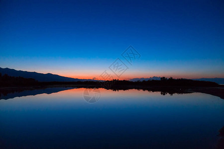 海上太阳的黎明山后初升的太阳背景图片