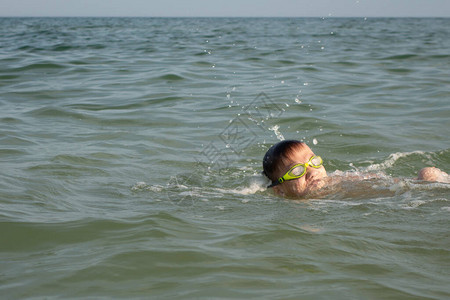 一个10岁男孩穿绿色游泳护目镜图片