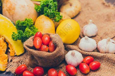 新鲜有机蔬菜用于烹饪沙拉饮食和健康食品图片