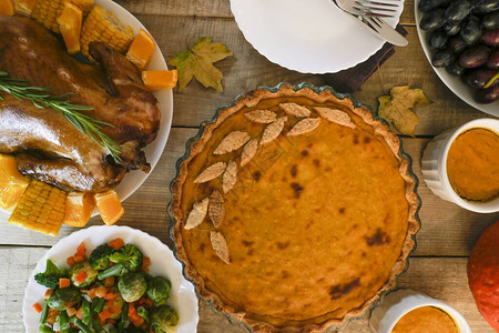 感恩节感恩节馅饼和鸡的秋天背景图片