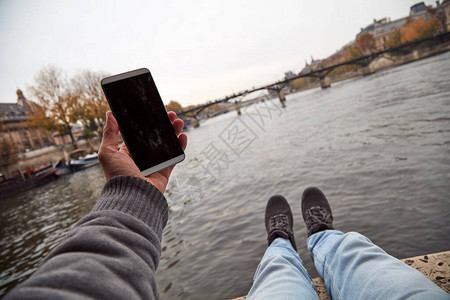 坐在法国巴黎Pont图片