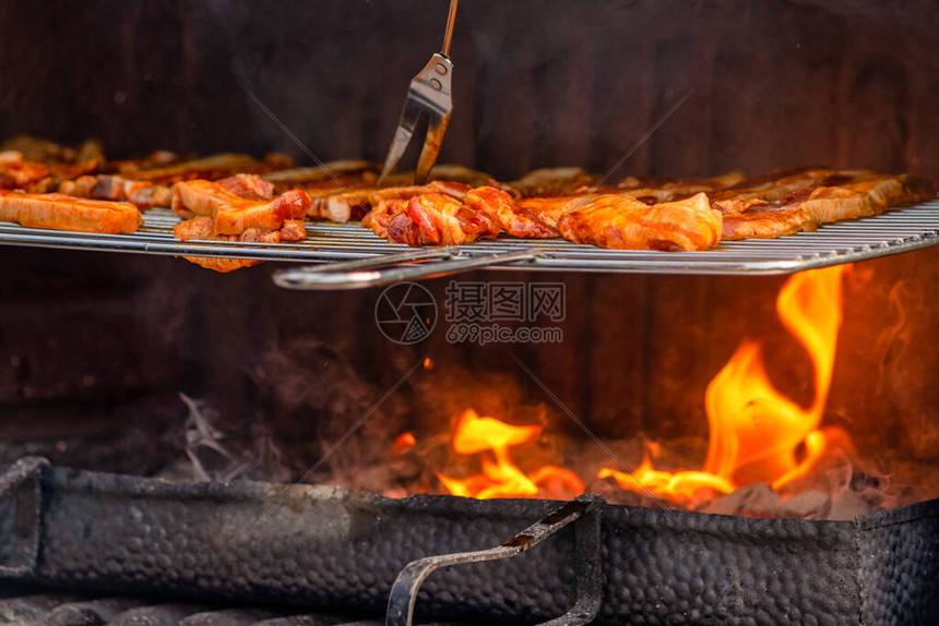 烤肉烧烤炉的热火烧焦了就因图片