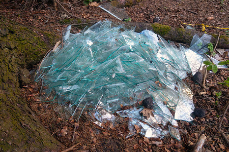 一堆碎玻璃环境污染图片