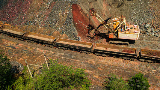 铁矿石采场露天开采铁矿石是巨大的图片