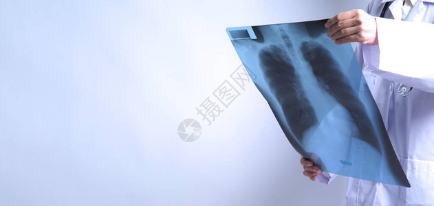 亚洲女医生持有和检查科罗纳大流行的肺X光片或射电图图片