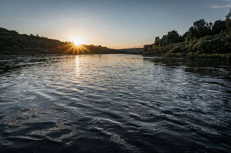 河流上美丽的日落太阳在图片